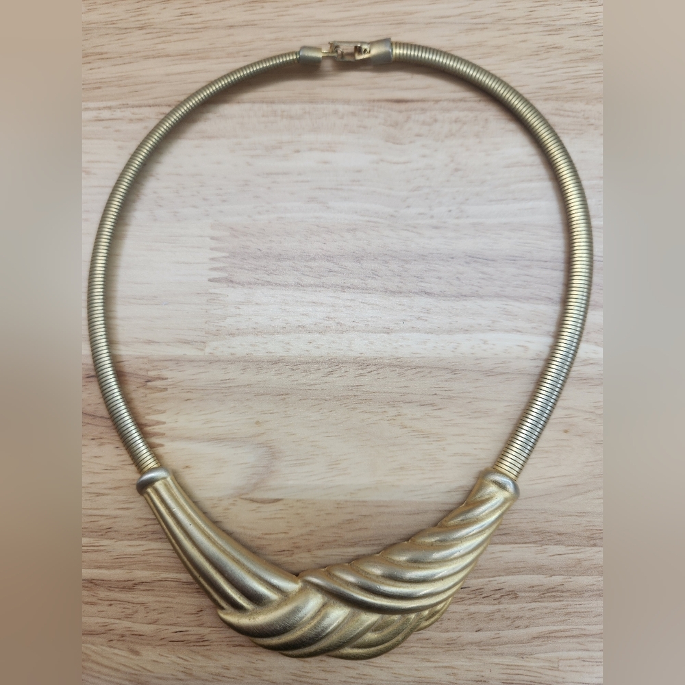 Chic Gold Women's Necklace